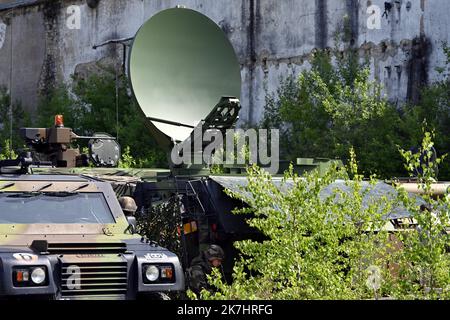 ©PHOTOPQR/L'EST REPUBLICAIN/ALEXANDRE MARCHI ; CHARMES ; 17/05/2022 ; VERTEIDIGUNG - ARMEE DE TERRE - ÜBUNG STRASSBURG - MANÖVER - 2EME BRIGADE BLINDEE - KOMMANDO - ÜBERTRAGUNG - RENSEIGNEMENT - EMPREINTE NUMERIQUE. Charmes (Vogesen) 17 Mai 2022. Une antenne paraboilique (Parabole, Satellit) sur un véhicule de commandement lors de l'exercice militaire 'Strasbourg', entre Lunéville (54) et Charmes (88), De l'armée de terre de la 2ème Brigade blindée destiné à entrâiner l'état-Major de le 2ème BB en tant que poste de commandement principal de la Brigade sous blindage dans le cadre d'un con Stockfoto