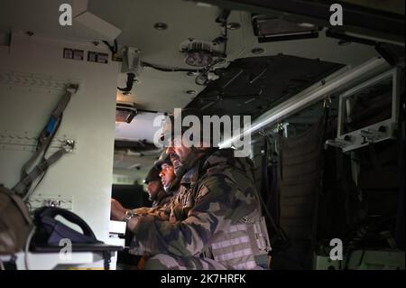 ©PHOTOPQR/L'EST REPUBLICAIN/ALEXANDRE MARCHI ; CHARMES ; 17/05/2022 ; VERTEIDIGUNG - ARMEE DE TERRE - ÜBUNG STRASSBURG - MANÖVER - 2EME BRIGADE BLINDEE - KOMMANDO - ÜBERTRAGUNG - RENSEIGNEMENT - EMPREINTE NUMERIQUE. Charmes (Vogesen) 17 Mai 2022. UN officier militaire devant un ordinateur dans un blindé lors de l'exercice militaire 'Strasbourg', entre Lunéville (54) et Charmes (88), De l'armée de terre de la 2ème Brigade blindée destiné à entrâiner l'état-Major de le 2ème bb en tant que poste de commandement principal de la Brigade sous blindage dans le cadre d'un conflit de Haute intensi Stockfoto