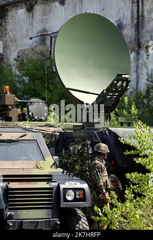 ©PHOTOPQR/L'EST REPUBLICAIN/ALEXANDRE MARCHI ; CHARMES ; 17/05/2022 ; VERTEIDIGUNG - ARMEE DE TERRE - ÜBUNG STRASSBURG - MANÖVER - 2EME BRIGADE BLINDEE - KOMMANDO - ÜBERTRAGUNG - RENSEIGNEMENT - EMPREINTE NUMERIQUE. Charmes (Vogesen) 17 Mai 2022. Une antenne paraboilique (Parabole, Satellit) sur un véhicule de commandement lors de l'exercice militaire 'Strasbourg', entre Lunéville (54) et Charmes (88), De l'armée de terre de la 2ème Brigade blindée destiné à entrâiner l'état-Major de le 2ème BB en tant que poste de commandement principal de la Brigade sous blindage dans le cadre d'un con Stockfoto