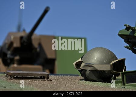 ©PHOTOPQR/L'EST REPUBLICAIN/ALEXANDRE MARCHI ; CHARMES ; 17/05/2022 ; VERTEIDIGUNG - ARMEE DE TERRE - ÜBUNG STRASSBURG - MANÖVER - 2EME BRIGADE BLINDEE - KOMMANDO. Charmes (Vogesen) 17 Mai 2022. Exercice militaire, entre Lunéville (54) et Charmes (88), de l'armée de terre de la 2ème Brigade blindée destiné à entrâiner l'état-major de le 2ème bb en tant que poste de commandement principal de la Brigade sous blindage dans le cadre d'un conflit de Haute intensité. FOTO Alexandre MARCHI - 'militärische Übung 'Strasbourg', zwischen Lunéville (54) und Charmes (88), der Armee der Panzerarmee von 2. Stockfoto