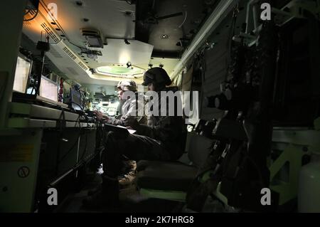 ©PHOTOPQR/L'EST REPUBLICAIN/ALEXANDRE MARCHI ; CHARMES ; 17/05/2022 ; VERTEIDIGUNG - ARMEE DE TERRE - ÜBUNG STRASSBURG - MANÖVER - 2EME BRIGADE BLINDEE - KOMMANDO - ÜBERTRAGUNG - RENSEIGNEMENT - EMPREINTE NUMERIQUE. Charmes (Vogesen) 17 Mai 2022. UN militaire devant un ordinateur dans un blindé lors de l'exercice militaire 'Strasbourg', entre Lunéville (54) et Charmes (88), De l'armée de terre de la 2ème Brigade blindée destiné à entrâiner l'état-Major de le 2ème bb en tant que poste de commandement principal de la Brigade sous blindage dans le cadre d'un conflit de Haute intensité. FOTO Stockfoto