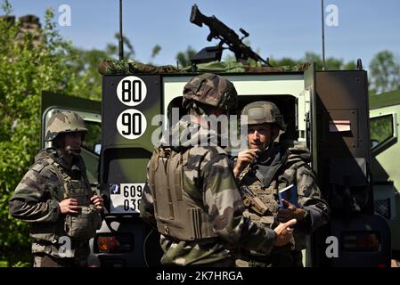 ©PHOTOPQR/L'EST REPUBLICAIN/ALEXANDRE MARCHI ; CHARMES ; 17/05/2022 ; VERTEIDIGUNG - ARMEE DE TERRE - ÜBUNG STRASSBURG - MANÖVER - 2EME BRIGADE BLINDEE - KOMMANDO. Charmes (Vogesen) 17 Mai 2022. Des militaires près d'un véhicule blindé lors de l'exercice militaire 'Strasbourg', entre Lunéville (54) et Charmes (88), De l'armée de terre de la 2ème Brigade blindée destiné à entrâiner l'état-Major de le 2ème bb en tant que poste de commandement principal de la Brigade sous blindage dans le cadre d'un conflit de Haute intensité. FOTO Alexandre MARCHI - 'militärische Übung 'Straßburg', dazwischen Stockfoto