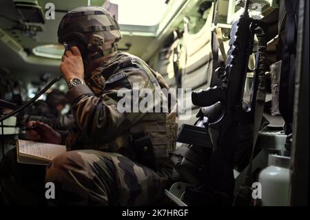 ©PHOTOPQR/L'EST REPUBLICAIN/ALEXANDRE MARCHI ; CHARMES ; 17/05/2022 ; VERTEIDIGUNG - ARMEE DE TERRE - ÜBUNG STRASSBURG - MANÖVER - 2EME BRIGADE BLINDEE - KOMMANDO - ÜBERTRAGUNG - RENSEIGNEMENT - EMPREINTE NUMERIQUE. Charmes (Vogesen) 17 Mai 2022. UN militaire devant au téléphone Satellite dans un blindé lors de l'exercice militaire 'Strasbourg', entre Lunéville (54) et Charmes (88), De l'armée de terre de la 2ème Brigade blindée destiné à entrâiner l'état-Major de le 2ème bb en tant que poste de commandement principal de la Brigade sous blindage dans le cadre d'un conflit de Haute intensi Stockfoto