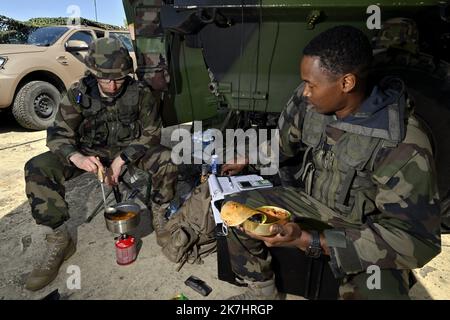 ©PHOTOPQR/L'EST REPUBLICAIN/ALEXANDRE MARCHI ; CHARMES ; 17/05/2022 ; VERTEIDIGUNG - ARMEE DE TERRE - ÜBUNG STRASSBURG - MANÖVER - 2EME BRIGADE BLINDEE - KOMMANDO - ÜBERTRAGUNG - RENSEIGNEMENT - EMPREINTE NUMERIQUE. Charmes (Vogesen) 17 Mai 2022. Deux militaires tient mangent des rations de combat individuelles réchaufables lors de l'exercice militaire 'Strasbourg', entre Lunéville (54) et Charmes (88), De l'armée de terre de la 2ème Brigade blindée destiné à entrâiner l'état-Major de le 2ème bb en tant que poste de commandement principal de la Brigade sous blindage dans le cadre d'un Co Stockfoto