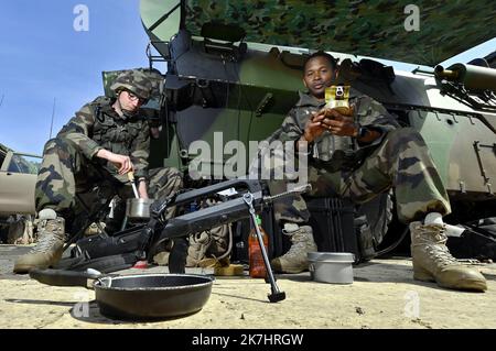 ©PHOTOPQR/L'EST REPUBLICAIN/ALEXANDRE MARCHI ; CHARMES ; 17/05/2022 ; VERTEIDIGUNG - ARMEE DE TERRE - ÜBUNG STRASSBURG - MANÖVER - 2EME BRIGADE BLINDEE - KOMMANDO - ÜBERTRAGUNG - RENSEIGNEMENT - EMPREINTE NUMERIQUE. Charmes (Vogesen) 17 Mai 2022. Deux militaires tient mangent des rations de combat individuelles réchaufables lors de l'exercice militaire 'Strasbourg', entre Lunéville (54) et Charmes (88), De l'armée de terre de la 2ème Brigade blindée destiné à entrâiner l'état-Major de le 2ème bb en tant que poste de commandement principal de la Brigade sous blindage dans le cadre d'un Co Stockfoto