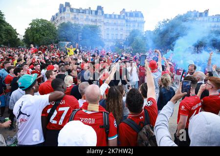 ©PHOTOPQR/LE PARISIEN/Ph Lavieille ; PARIS ; 28/05/2022 ; Finale de la Ligue des Champions opposant l'équipe de Liverpool face au Réal de Madrid Fan Zone pour les Supporters de Liverpool Cours de Vincennes (12éme) - Champions League Finale zwischen Liverpool und Real Madrid Stockfoto