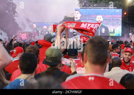 ©PHOTOPQR/LE PARISIEN/Ph Lavieille ; PARIS ; 28/05/2022 ; Finale de la Ligue des Champions opposant l'équipe de Liverpool face au Réal de Madrid Fan Zone pour les Supporters de Liverpool Cours de Vincennes (12éme) Stockfoto