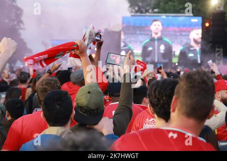 ©PHOTOPQR/LE PARISIEN/Ph Lavieille ; PARIS ; 28/05/2022 ; Finale de la Ligue des Champions opposant l'équipe de Liverpool face au Réal de Madrid Fan Zone pour les Supporters de Liverpool Cours de Vincennes (12éme) Stockfoto