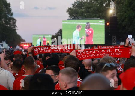 ©PHOTOPQR/LE PARISIEN/Ph Lavieille ; PARIS ; 28/05/2022 ; Finale de la Ligue des Champions opposant l'équipe de Liverpool face au Réal de Madrid Fan Zone pour les Supporters de Liverpool Cours de Vincennes (12éme) Stockfoto