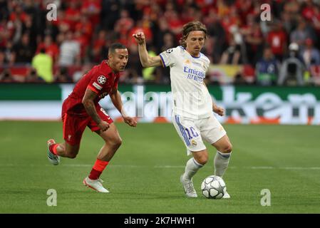 ©PHOTOPQR/LE PARISIEN/LP / Arnaud Journois ; SAINT DENIS ; 28/05/2022 ; FUSSBALL , FINALE DE LA LIGUE DES CHAMPIONS UEFA , 28/05/2022 , SAINT DENIS , STADE DE FRANCE / LIVERPOOL - REAL MADRID - Luka Modric du Real Madrid et Thiago Alcantara Stockfoto
