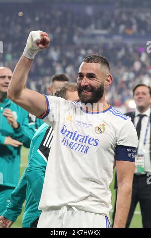 ©Manuel Blondau/AOP Press/MAXPPP - 28/05/2022 Paris - Saint Denis Karim Benzema von Real Madrid feiert den Sieg während des UEFA Champions League-Finalspiels zwischen dem FC Liverpool und dem FC Real Madrid am 28. Mai 2022 im Stade de France in Paris, Frankreich. Stockfoto