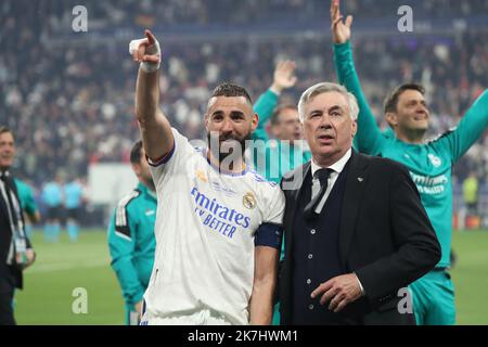 ©Manuel Blondau/AOP Press/MAXPPP - 28/05/2022 Paris - Saint Denis Karim Benzema von Real Madrid feiert den Sieg mit Manager Carlo Ancelotti von Real Madrid während des UEFA Champions League-Finalspiels zwischen dem FC Liverpool und Real Madrid CF im Stade de France am 28. Mai 2022 in Paris, Frankreich. Stockfoto