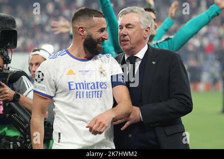 ©Manuel Blondau/AOP Press/MAXPPP - 28/05/2022 Paris - Saint Denis Karim Benzema von Real Madrid feiert den Sieg mit Manager Carlo Ancelotti von Real Madrid während des UEFA Champions League-Finalspiels zwischen dem FC Liverpool und Real Madrid CF im Stade de France am 28. Mai 2022 in Paris, Frankreich. Stockfoto