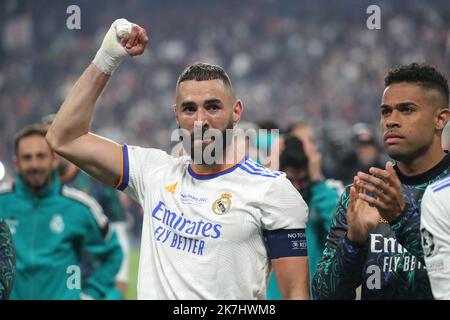 ©Manuel Blondau/AOP Press/MAXPPP - 28/05/2022 Paris - Saint Denis Karim Benzema von Real Madrid feiert den Sieg während des UEFA Champions League-Finalspiels zwischen dem FC Liverpool und dem FC Real Madrid am 28. Mai 2022 im Stade de France in Paris, Frankreich. Stockfoto