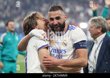 ©Manuel Blondau/AOP Press/MAXPPP - 28/05/2022 Paris - Saint Denis Karim Benzema von Real Madrid feiert den Sieg mit Luka Modric von Real Madrid während des UEFA Champions League-Finalspiels zwischen dem FC Liverpool und Real Madrid CF im Stade de France am 28. Mai 2022 in Paris, Frankreich. Stockfoto