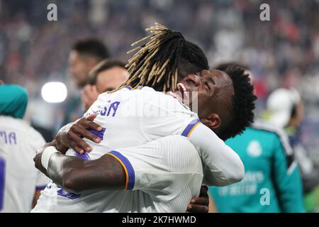 ©Manuel Blondau/AOP Press/MAXPPP - 28/05/2022 Paris - Saint Denis Vinicius Junior von Real Madrid feiert den Sieg mit Eduardo Camavinga von Real Madrid während des UEFA Champions League-Finalspiels zwischen dem FC Liverpool und Real Madrid CF im Stade de France am 28. Mai 2022 in Paris, Frankreich. Stockfoto