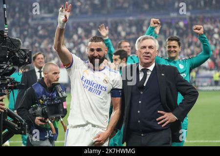 ©Manuel Blondau/AOP Press/MAXPPP - 28/05/2022 Paris - Saint Denis Karim Benzema von Real Madrid feiert den Sieg mit Manager Carlo Ancelotti von Real Madrid während des UEFA Champions League-Finalspiels zwischen dem FC Liverpool und Real Madrid CF im Stade de France am 28. Mai 2022 in Paris, Frankreich. Stockfoto