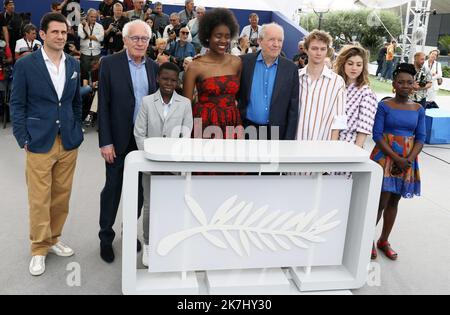 ©PHOTOPQR/NICE MATIN/Patrice Lapoirie ; Cannes ; 25/05/2022 ; aus L) bosnischer Schauspieler Alban Ukaj, belgischer Regisseur Jean-Pierre Dardenne, Schauspieler Pablo Schils, Schauspielerin Joely Mbundu, belgischer Filmregisseur Luc Dardenne, belgischer Schauspieler Tijmen Govaerts, Die Schauspielerin Chalotte De Bruyne und die Schauspielerin Nadege Ouedraogo besuchen eine Fotoserie für den Film „Tori und Lokita“ während der Filmfestspiele von Cannes 75. am 25. Mai 2022 in Cannes, Südfrankreich. - Internationales Filmfestival von Cannes am 25. 2022. Mai Stockfoto