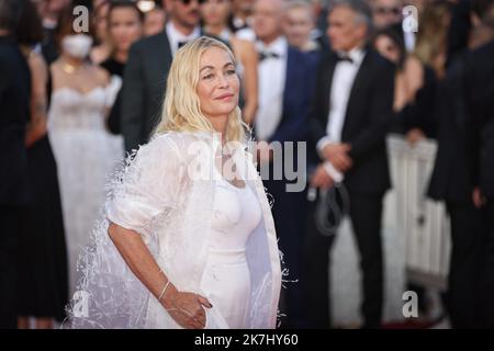 ©PHOTOPQR/LE PARISIEN/Fred Dugit ; Cannes ; 25/05/2022 ; Cuture / Cinéma Palais des Festivals à Cannes (06), le 25 Mai 2022 Tapis Rouge du Film ELVIS de Baz Luhrmann Emmanuelle Béart Photo LP / Fred Dugit Stockfoto