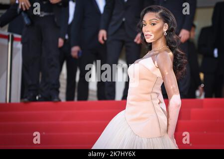 ©PHOTOPQR/LE PARISIEN/Fred Dugit ; Cannes ; 25/05/2022 ; Cuture / Cinéma Palais des Festivals à Cannes (06), le 25 Mai 2022 Tapis Rouge du Film ELVIS de Baz Luhrmann Winnie Harlow Photo LP / Fred Dugit Stockfoto