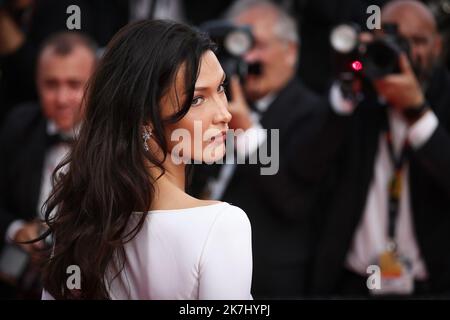 ©PHOTOPQR/LE PARISIEN/Fred Dugit ; Cannes ; 26/05/2022 ; Cuture / Cinéma Palais des Festival à Cannes (06), le 26 Mai 2022 Montée des Marches du Film 'Broker (Les Bonnes Etoiles)' Bella Hadid Photo LP / Fred Dugit - Cannes International Film Festival. Stockfoto