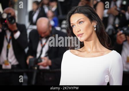 ©PHOTOPQR/LE PARISIEN/Fred Dugit ; Cannes ; 26/05/2022 ; Cuture / Cinéma Palais des Festival à Cannes (06), le 26 Mai 2022 Montée des Marches du Film 'Broker (Les Bonnes Etoiles)' Bella Hadid Photo LP / Fred Dugit - Cannes International Film Festival. Stockfoto