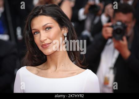 ©PHOTOPQR/LE PARISIEN/Fred Dugit ; Cannes ; 26/05/2022 ; Cuture / Cinéma Palais des Festival à Cannes (06), le 26 Mai 2022 Montée des Marches du Film 'Broker (Les Bonnes Etoiles)' Bella Hadid Photo LP / Fred Dugit - Cannes International Film Festival. Stockfoto