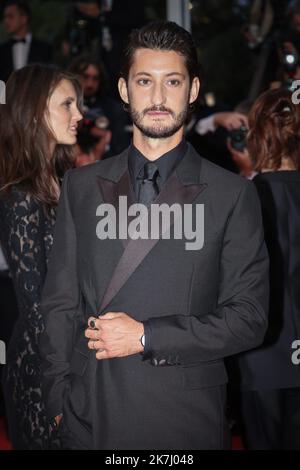 ©PHOTOPQR/LE PARISIEN/Fred Dugit ; Cannes ; 27/05/2022 ; Cuture / Cinéma Palais des Festival à Cannes (06), le 27 Mai 2022 Photocall du Film Mascarade Pierre Niney Photo LP / Fred Dugit CANNES INTERNATIONAL FILM FESTIVAL Stockfoto