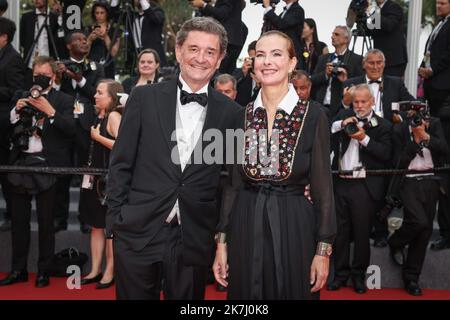 ©PHOTOPQR/LE PARISIEN/Fred Dugit ; Cannes ; 28/05/2022 ; Cuture / Cinéma Palais des Festivals à Cannes (06), le 28 Mai 2022 Palmares du 75e fesival du Film international de Cannes Carole Bouquet et son compagnon Philippe Sereys de Rothschild Photo LP / Fred Dugit Stockfoto