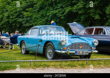 BADEN BADEN, DEUTSCHLAND - JULI 2019: Hellblaues ASTON MARTIN DB4 Coupé 1958 1963, Oldtimer-Treffen im Kurpark. Stockfoto