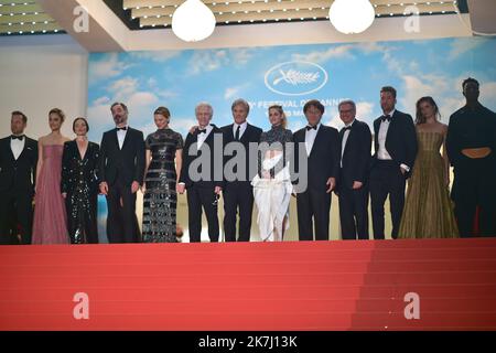 ©franck castel/MAXPPP - 20220005 Verbrechen der Zukunft Roter Teppich - die jährlichen Filmfestspiele von Cannes 75. Don McKeller, Scott Speedman, David Cronenberg, Léa Seydoux, Viggo Mortensen, Kristen Stewart, Denise Capezza, Lihi Kornowski und Robert Lantos CANNES, FRANKREICH - MAI 23 Maggie Gyllenhaal nimmt an der Vorführung von Verbrechen der Zukunft Teil Stockfoto