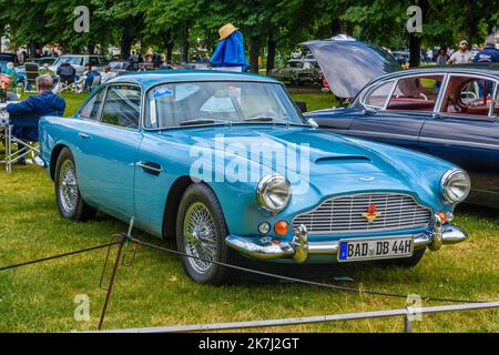 BADEN BADEN, DEUTSCHLAND - JULI 2019: Hellblaues ASTON MARTIN DB4 Coupé 1958 1963, Oldtimer-Treffen im Kurpark. Stockfoto