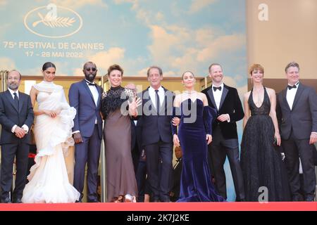 ©Pierre Teyssot/MAXPPP ; Cannes Film Festival 2022. 75. Ausgabe des 'Festival International du Film de Cannes' am 28/05/2022 in Cannes, Frankreich. Red Carpet der Abschlusszeremonie der französische Schauspieler und Präsident der Jury der Filmfestspiele von Cannes 75., Vincent Lindon (C), trifft mit Jurymitgliedern (von L) des iranischen Filmregisseurs Asghar Farhadi, der indischen Schauspielerin Deepika Padukone, dem französischen Regisseur Ladj Ly, der italienischen Schauspielerin Jasmine Trinca, der schwedischen Schauspielerin Noomi Rapace, Der norwegische Filmregisseur Joachim Trier, die britische Schauspielerin Rebecca Hall und der US-amerikanische Filmregisseur Jeff Nichols. â© Pierre Teyssot/Maxppp Stockfoto