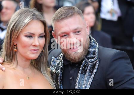 ©Pierre Teyssot/MAXPPP ; Cannes Film Festival 2022. 75. Ausgabe des 'Festival International du Film de Cannes' am 25/05/2022 in Cannes, Frankreich. Prominente auf dem Roten Teppich vor der Vorführung von „Elvis“. MMA (Mixed Martial Arts)-Kämpfer Conor McGregor (R). â© Pierre Teyssot/Maxppp Stockfoto