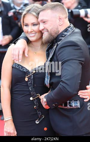 ©Pierre Teyssot/MAXPPP ; Cannes Film Festival 2022. 75. Ausgabe des 'Festival International du Film de Cannes' am 25/05/2022 in Cannes, Frankreich. Prominente auf dem Roten Teppich vor der Vorführung von „Elvis“. Der MMA-Kämpfer (Mixed Martial Arts) Conor McGregor (R) trifft mit seinem Partner Dee Devlin ein. â© Pierre Teyssot/Maxppp Stockfoto