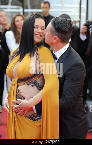 ©Pierre Teyssot/MAXPPP ; Cannes Film Festival 2022. 75. Ausgabe des 'Festival International du Film de Cannes' am 25/05/2022 in Cannes, Frankreich. Prominente auf dem Roten Teppich vor der Vorführung von „Elvis“. Adriana Lima und Andre Lemmers. â© Pierre Teyssot/Maxppp Stockfoto