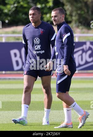 ©PHOTOPQR/LE PARISIEN/LP / ARNAUD JOURNOIS ; CLAIREFONTAINE ; 30/05/2022 ; RASSEMBLEMENT DE L'EQUIPE DE FRANCE DE FOOTBALL POUR PREPARER LES MATCHS DE LIGUE DES NATION / KYLIAN MBAPPE , ANTOINE GRIEZMANN - CLAIREFONTAINE, FRANCE , MAY 30TH 2022. Französische Fußballnationalmannschaft oder Training für die Nations League Stockfoto