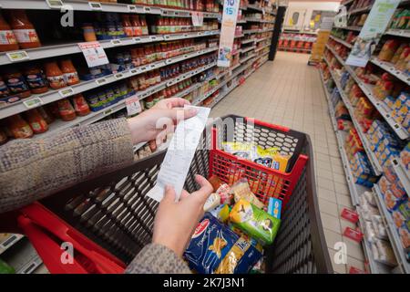 â©PHOTOPQR / OUEST FRANKREICH / DAVID ADEMAS / OUEST-FRANKREICH ; RENNES ; 31/05/2022 ; Lâ €™ INSEE a annoncÃ© ce 31 Mai 2022 que lâ €™Inflation sur un an a atteint 5,2 % en Mai . UN Niveau qui NÂ €™avait plus Ã©tÃ© atteint depuis 37 ans. FOTO : DAVID ADEMAS / OUEST-FRANCE BILD ZUR Verbraucherpreisinflation Stockfoto