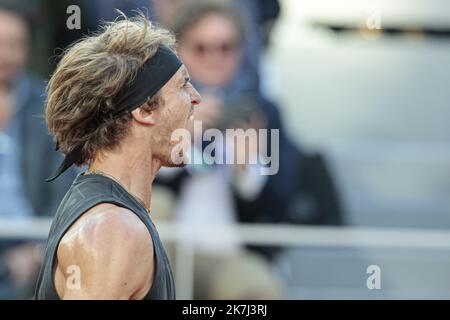 ©Sebastien Muylaert/MAXPPP - Paris 31/05/2022 Alexander Zverev aus Deutschland reagiert nach dem Sieg gegen den Spanier Carlos Alcaraz beim Viertelfinale der Männer am 10. Tag der French Open 2022 bei Roland Garros in Paris, Frankreich. 31.05.2022 Stockfoto