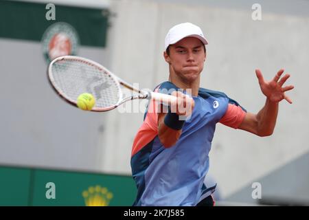 ©PHOTOPQR/LE PARISIEN/LP / ARNAUD JOURNOIS ; PARIS ; 03/06/2022 ; TENNIS , ROLAND GARROS 2022 , DEMI FINALE SIMPLE JUNIOR , GABRIEL DEBRU (FOTO) VS DINO PRIZMIC Stockfoto