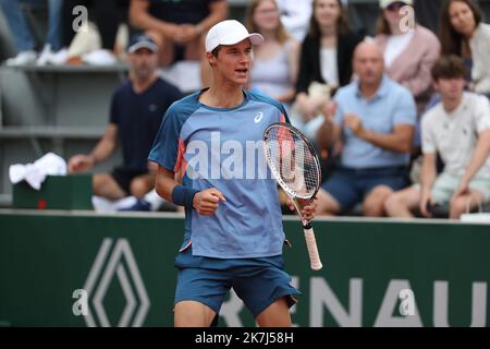 ©PHOTOPQR/LE PARISIEN/LP / ARNAUD JOURNOIS ; PARIS ; 03/06/2022 ; TENNIS , ROLAND GARROS 2022 , DEMI FINALE SIMPLE JUNIOR , GABRIEL DEBRU (FOTO) VS DINO PRIZMIC Stockfoto