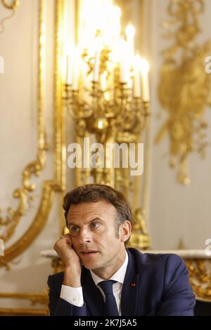 ©PHOTOPQR/LE PARISIEN/olivier corsan ; Paris ; 03/06/2022 ; Paris, Frankreich, le 3 juin 2022. Emmanuel Macron, le président de la République, a répondu aux questions d'un Pool de journalistes de la PQR (Presse Quotidienne Nationale) française **PHOTO POOL GRATUITES PQR** - der französische Präsident Emmanuel Macron empfängt französische Zeitungen. Stockfoto