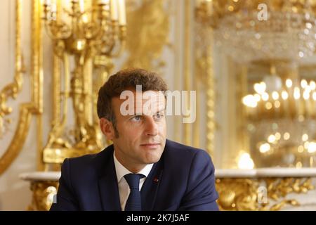 ©PHOTOPQR/LE PARISIEN/olivier corsan ; Paris ; 03/06/2022 ; Paris, Frankreich, le 3 juin 2022. Emmanuel Macron, le président de la République, a répondu aux questions d'un Pool de journalistes de la PQR (Presse Quotidienne Nationale) française **PHOTO POOL GRATUITES PQR** - der französische Präsident Emmanuel Macron empfängt französische Zeitungen. Stockfoto