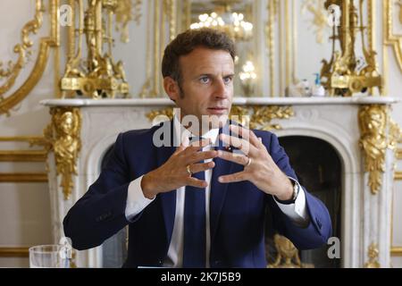 ©PHOTOPQR/LE PARISIEN/olivier corsan ; Paris ; 03/06/2022 ; Paris, Frankreich, le 3 juin 2022. Emmanuel Macron, le président de la République, a répondu aux questions d'un Pool de journalistes de la PQR (Presse Quotidienne Nationale) française **PHOTO POOL GRATUITES PQR** - der französische Präsident Emmanuel Macron empfängt französische Zeitungen. Stockfoto