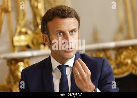 ©PHOTOPQR/LE PARISIEN/olivier corsan ; Paris ; 03/06/2022 ; Paris, Frankreich, le 3 juin 2022. Emmanuel Macron, le président de la République, a répondu aux questions d'un Pool de journalistes de la PQR (Presse Quotidienne Nationale) française **PHOTO POOL GRATUITES PQR** - der französische Präsident Emmanuel Macron empfängt französische Zeitungen. Stockfoto