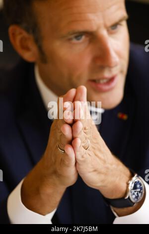 ©PHOTOPQR/LE PARISIEN/olivier corsan ; Paris ; 03/06/2022 ; Paris, Frankreich, le 3 juin 2022. Emmanuel Macron, le président de la République, a répondu aux questions d'un Pool de journalistes de la PQR (Presse Quotidienne Nationale) française **PHOTO POOL GRATUITES PQR** - der französische Präsident Emmanuel Macron empfängt französische Zeitungen. Stockfoto