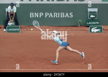 ©Sebastien Muylaert/MAXPPP - Paris 04/06/2022 IGA Swiatek aus Polen spielt beim Finale der Frauen-Singles am 14. Tag der French Open 2022 in Roland Garros in Paris, Frankreich, eine Vorhand gegen Coco Gauff aus den Vereinigten Staaten. 04.06.2022 Stockfoto