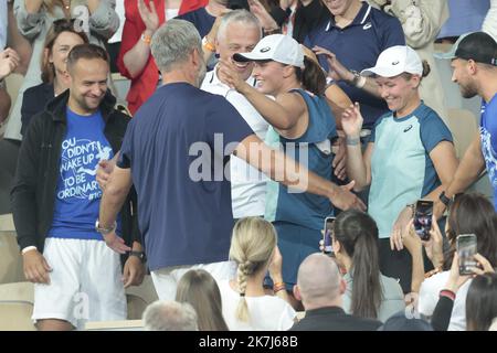 ©Sebastien Muylaert/MAXPPP - Paris 04/06/2022 IGA Swiatek aus Polen feiert mit Team nach dem Sieg gegen Coco Gauff aus den Vereinigten Staaten beim Finale der Frauen-Singles am 14. Tag der French Open 2022 in Roland Garros in Paris, Frankreich. 04.06.2022 Stockfoto