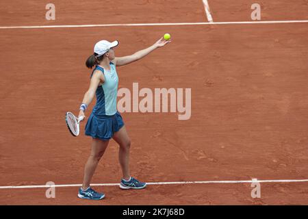 ©Sebastien Muylaert/MAXPPP - Paris 04/06/2022 IGA Swiatek aus Polen tritt gegen Coco Gauff aus den Vereinigten Staaten beim Finale der Frauen-Singles am 14. Tag der French Open 2022 bei Roland Garros in Paris, Frankreich, an. 04.06.2022 Stockfoto