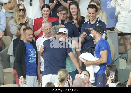 ©Sebastien Muylaert/MAXPPP - Paris 04/06/2022 IGA Swiatek aus Polen feiert mit Team nach dem Sieg gegen Coco Gauff aus den Vereinigten Staaten beim Finale der Frauen-Singles am 14. Tag der French Open 2022 in Roland Garros in Paris, Frankreich. 04.06.2022 Stockfoto